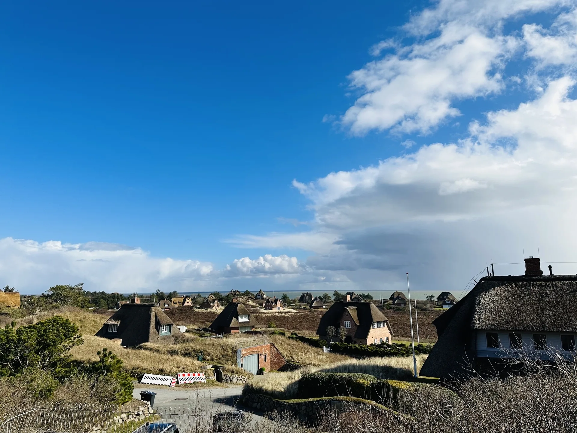 Bild - Reetgedeckte Haushälfte in der Westerheide mit Blickachsen bis zum Meer