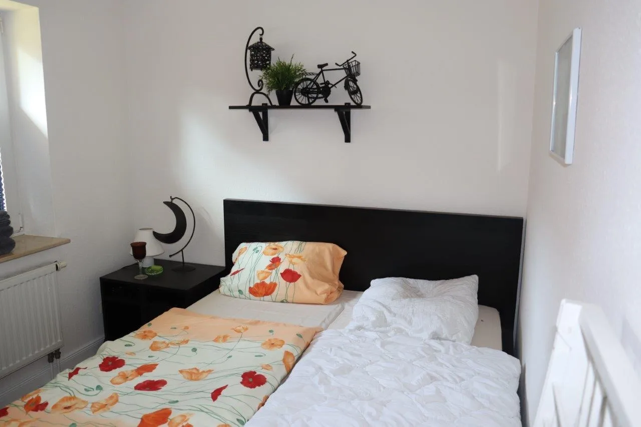 Bild - Gepflegtes Wohnhaus mit drei Appartements und einer Dauerwohnung in ruhiger Ortsrandlage von List