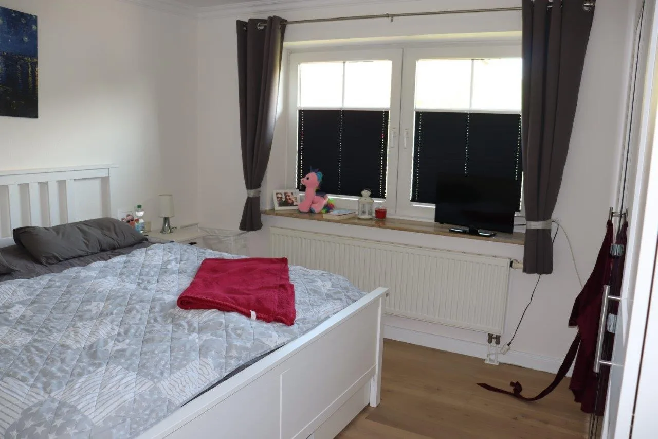 Bild - Gepflegtes Wohnhaus mit drei Appartements und einer Dauerwohnung in ruhiger Ortsrandlage von List
