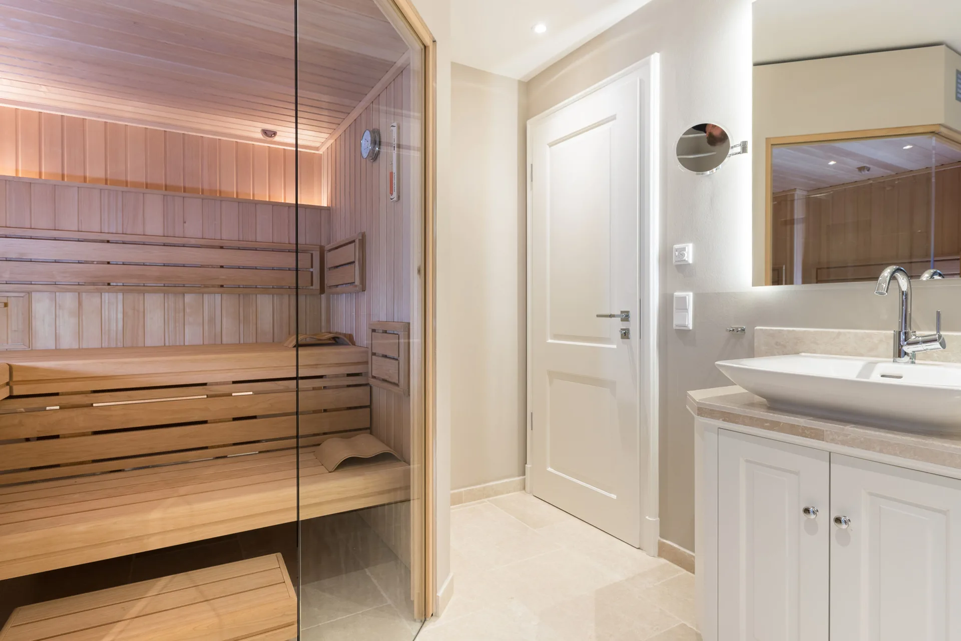 Bild - Exklusives Wohnen unter Reet direkt hinter den Dünen (DW)