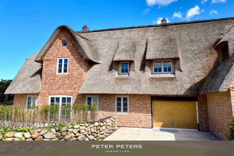 Titelbild - -Noch 1 Einheit frei- Neubau-Hausteil unter Reet in strandnaher Lage von Wenningstedt