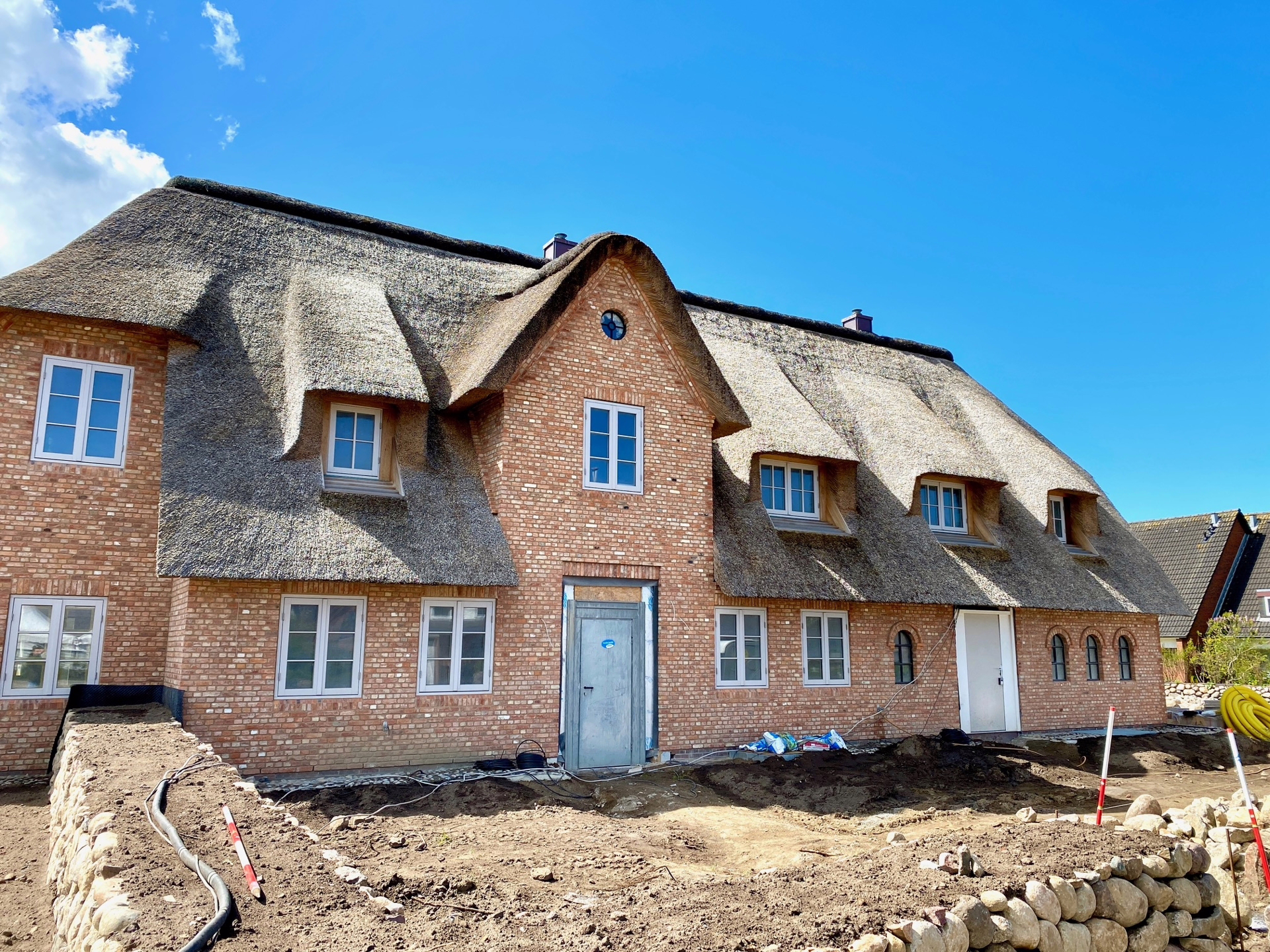 Bild - -Noch 1 Einheit frei- Neubau-Hausteil unter Reet in strandnaher Lage von Wenningstedt