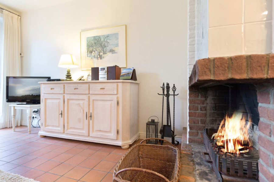 Bild - 4-Zimmer-Hausteil unter Reet und mit Kamin auf großzügigem Grundstück