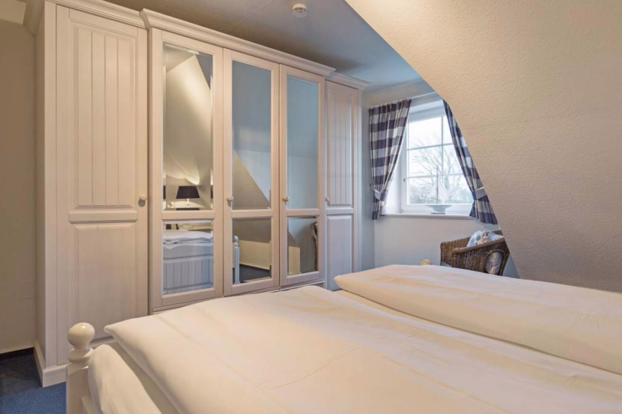 Bild - 4-Zimmer-Hausteil unter Reet und mit Kamin auf großzügigem Grundstück