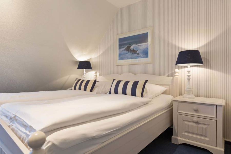 Bild - 4-Zimmer-Hausteil unter Reet und mit Kamin auf großzügigem Grundstück