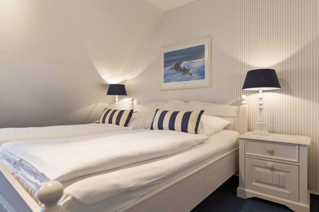 Bild - 4-Zimmer-Hausteil unter Reet und mit Kamin auf großzügigem Grundstück