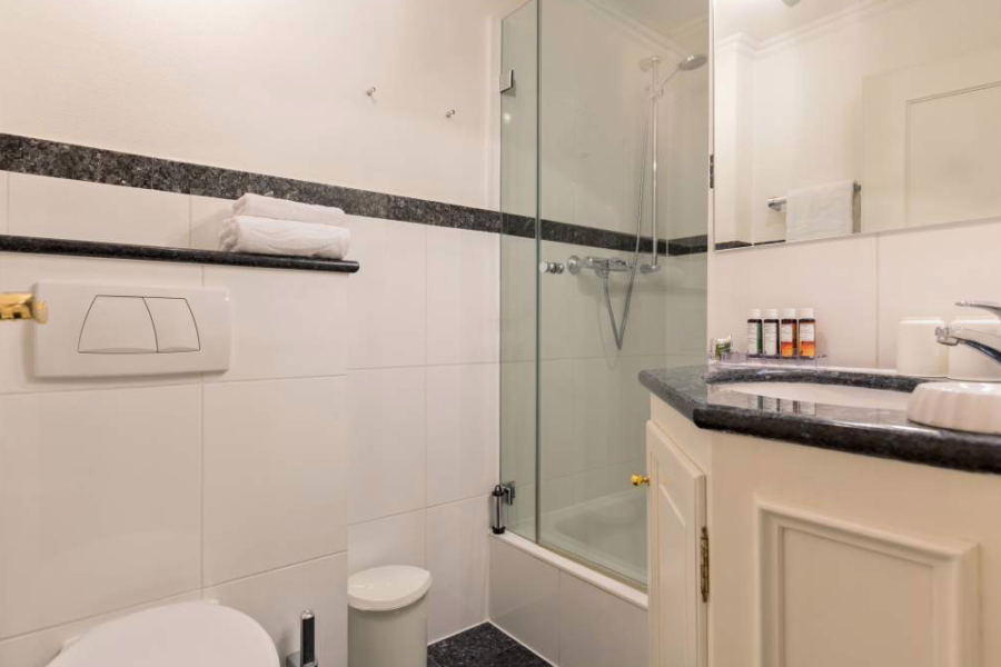 Bild - 4-Zimmer-Hausteil unter Reet und mit Kamin auf großzügigem Grundstück