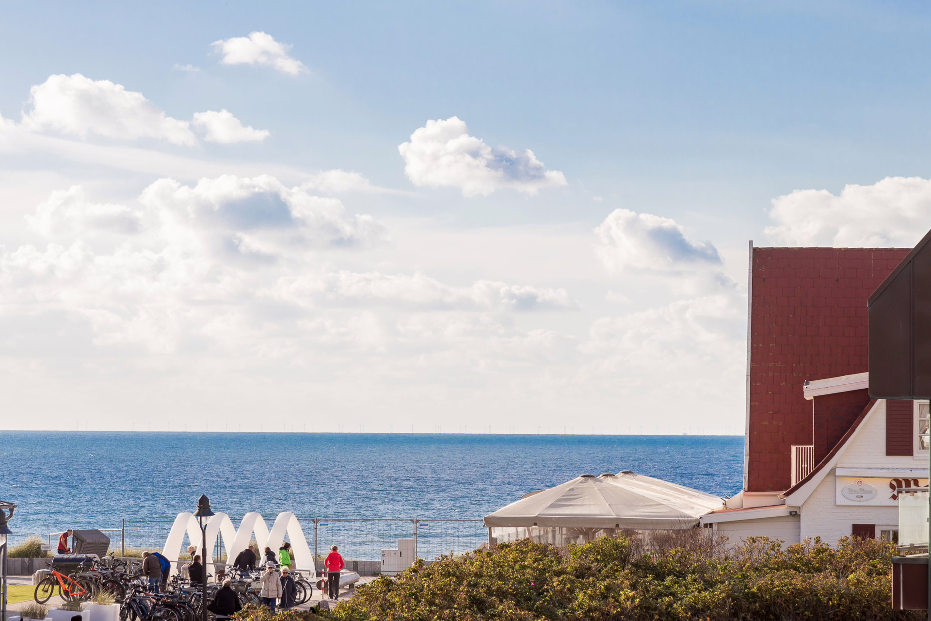 Bild - Exklusives Wohnen unter Reet direkt am Strand