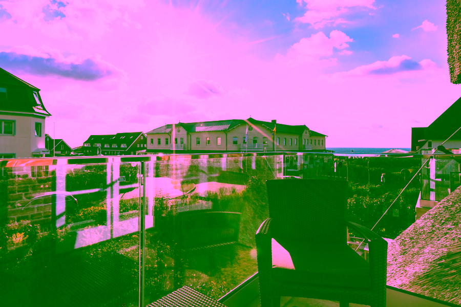 Bild - Exklusives Wohnen unter Reet direkt am Strand