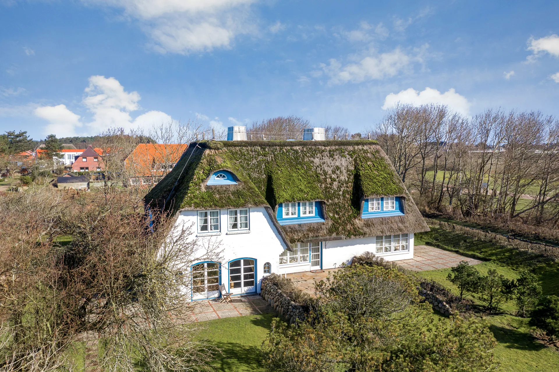 Bild - Reetdachhausteil auf großzügigem Grundstück am Dorfteich