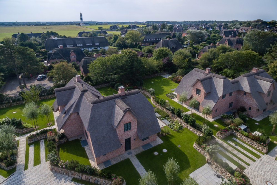 Bild - Reetgedeckte, hochwertige Neubauhaushälften in Dorflage von Kampen