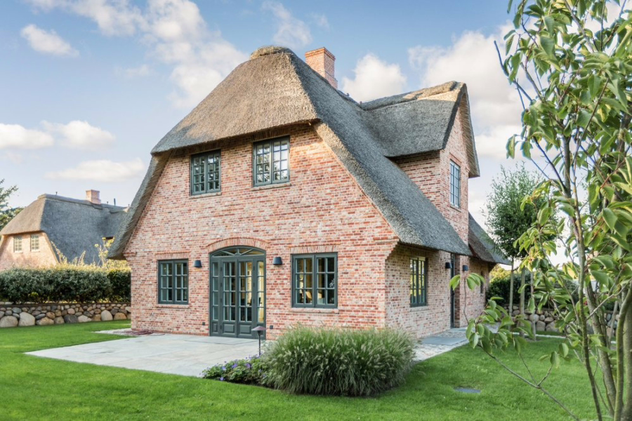 Bild - Reetgedeckte, hochwertige Neubauhaushälften in Dorflage von Kampen