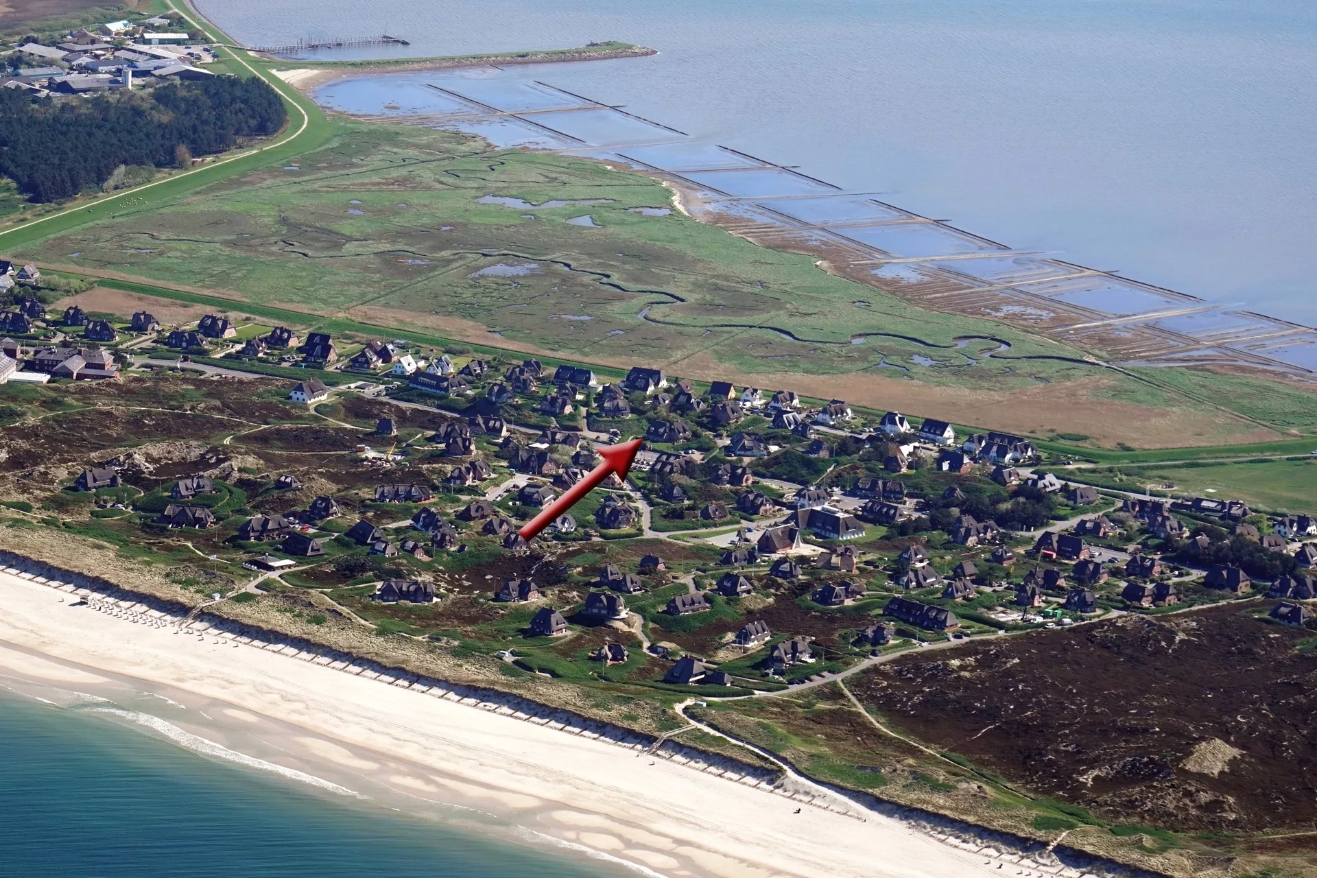 Luftbild - Reetgedeckte Erdgeschosswohnung in den Dünen von Rantum