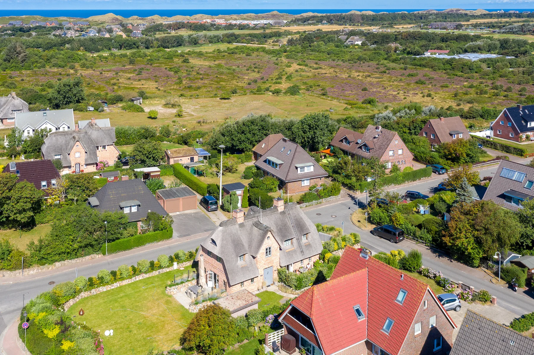 Bild - Neuwertige Reethaushälfte mit großen Südgarten an den Wenningstedter Wiesen -Dauerwohnung-