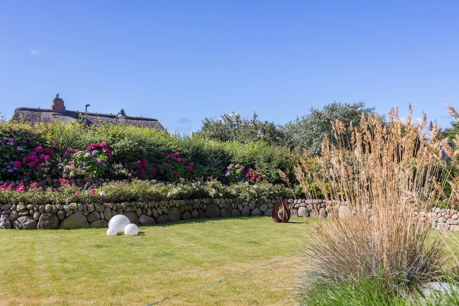 Bild - Neuwertige Reethaushälfte mit großen Südgarten an den Wenningstedter Wiesen -Dauerwohnung-