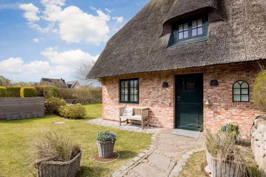 3 - Reethaushälfte in begehrter Lage zwischen Strand und Dorfteich