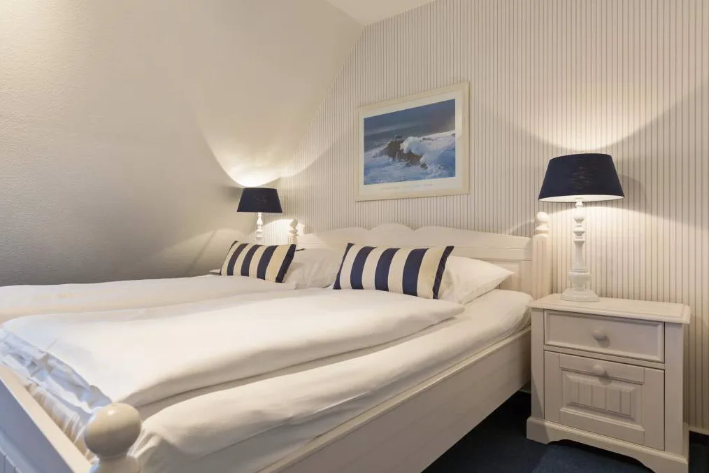 Bild - 4-Zimmer-Hausteil unter Reet und mit Kamin auf großzügigem Grundstück
