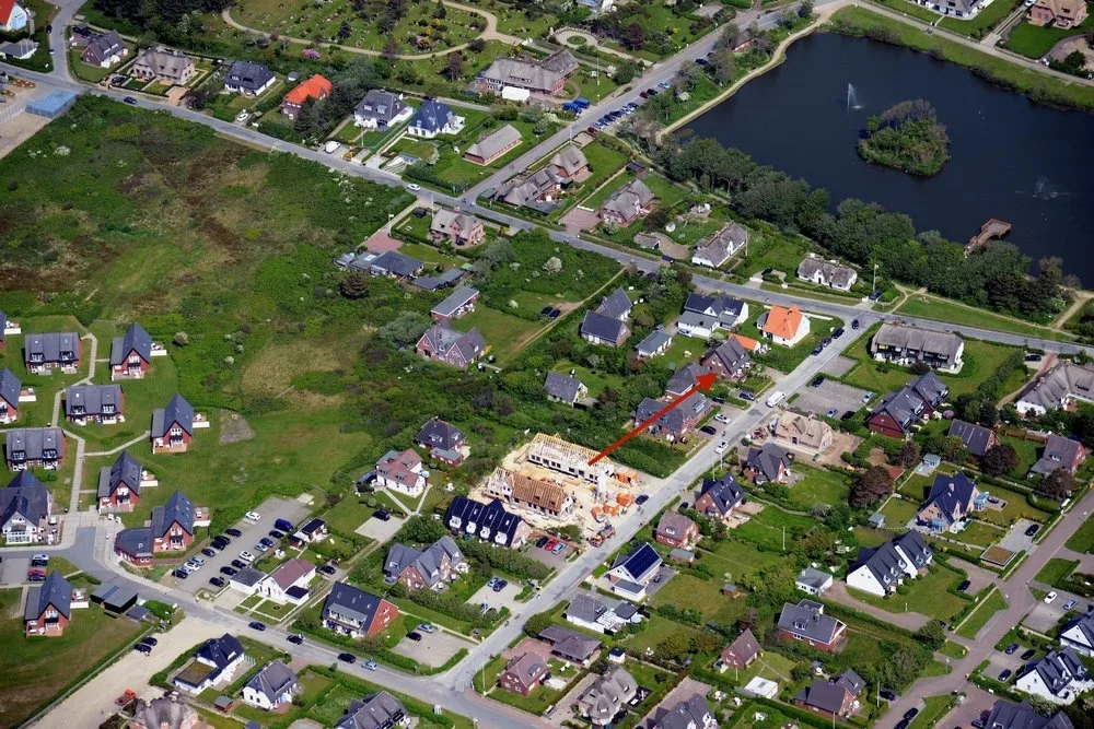 Bild - Neubau eines schönen Einfamilienhauses unter Reet nahe am Dorfteich