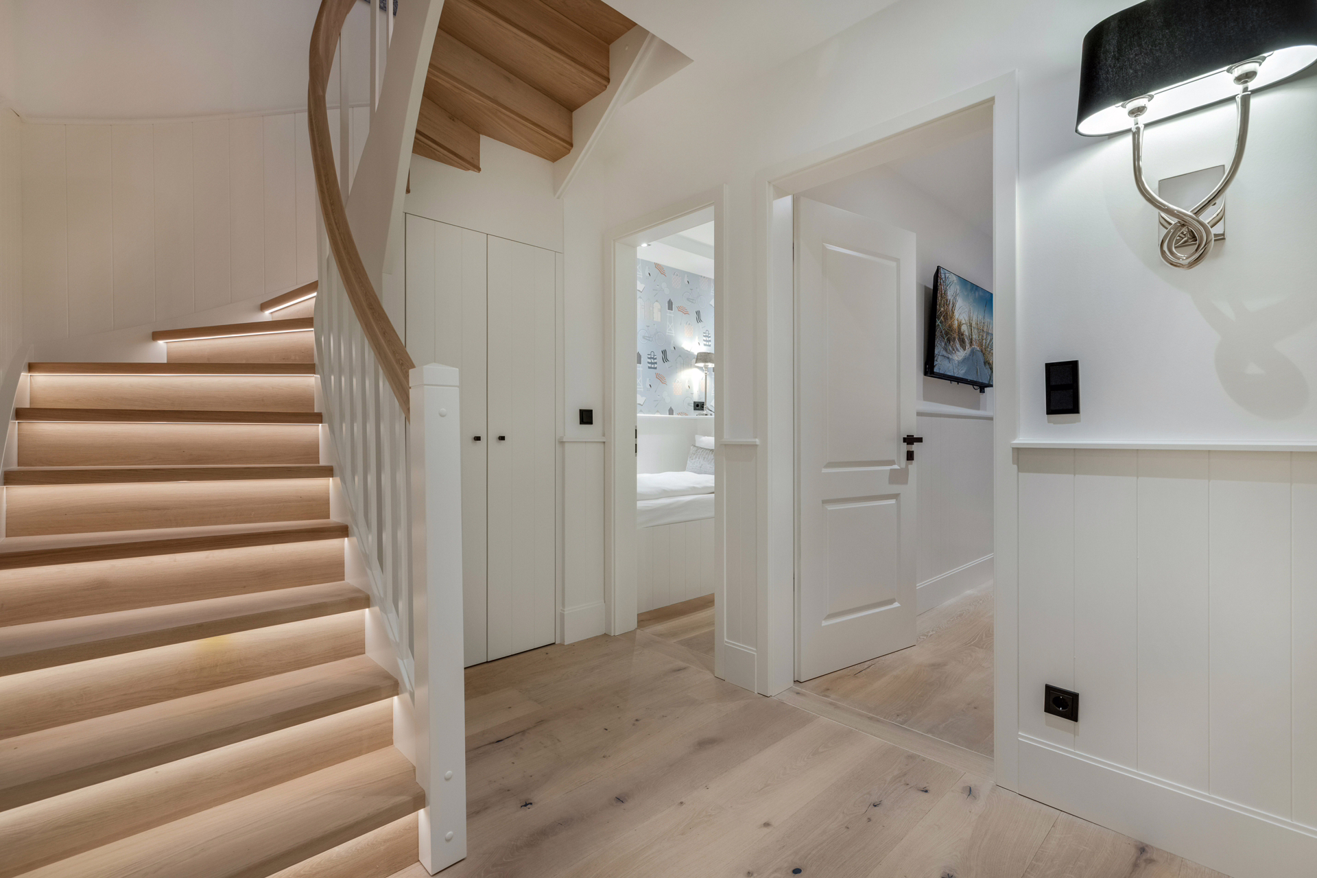 Bild - Meerblick und Terrasse! Neu und aufwendig sanierte 3 Zimmer Ferienwohnung