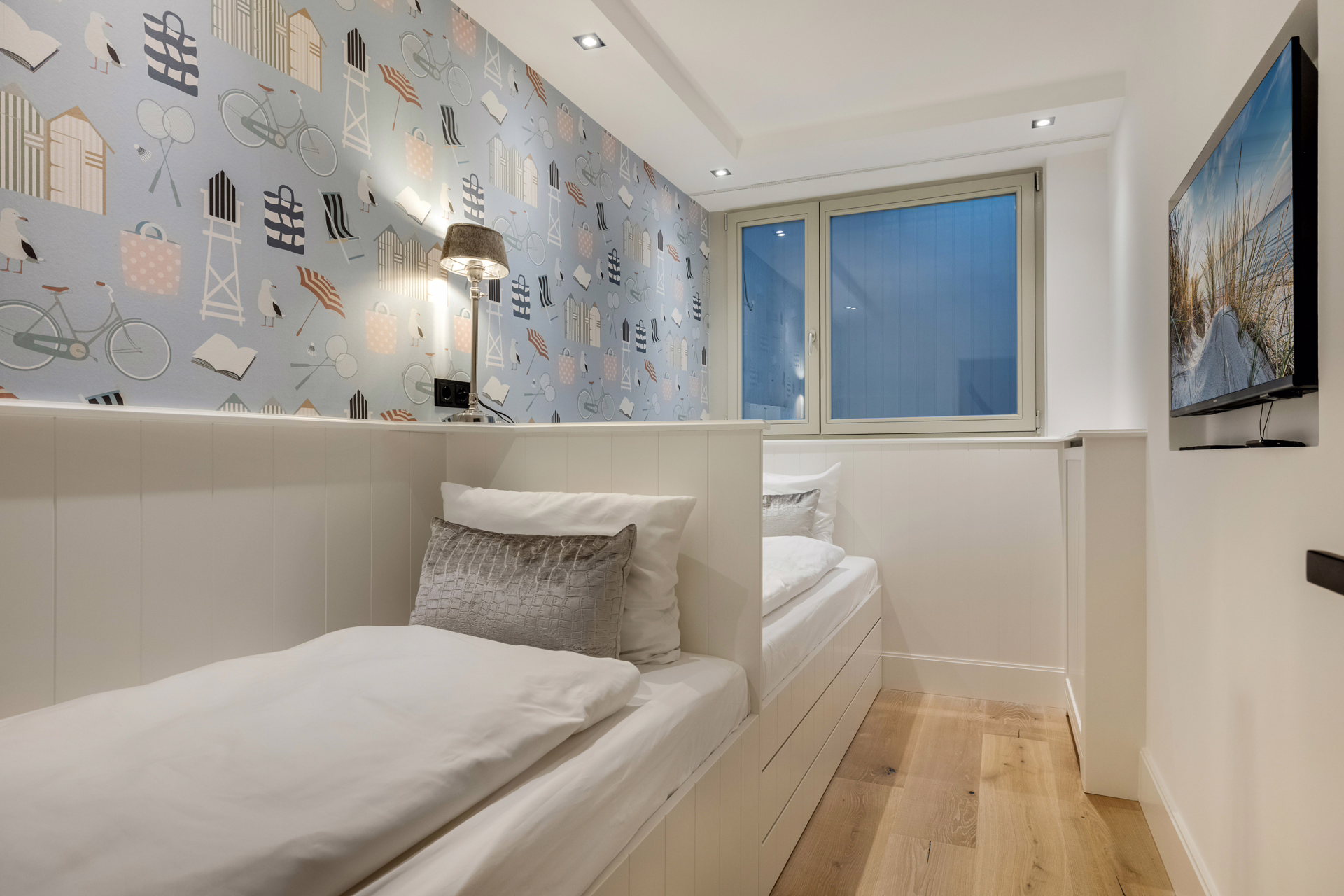 Bild - Meerblick und Terrasse! Neu und aufwendig sanierte 3 Zimmer Ferienwohnung