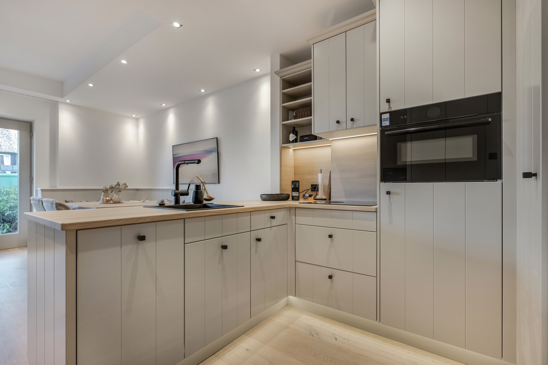 Bild - Meerblick und Terrasse! Neu und aufwendig sanierte 3 Zimmer Ferienwohnung