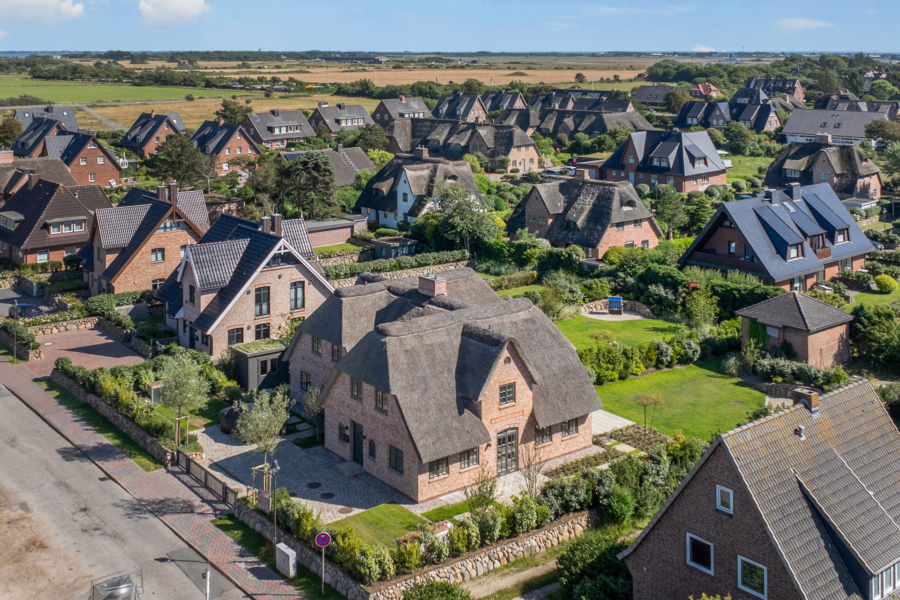Bild - Großzügiges Neubau-Doppelhaus unter Reet in toller Lage von Wenningstedt