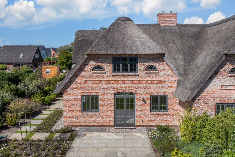 Bild - Großzügiges Neubau-Doppelhaus unter Reet in toller Lage von Wenningstedt