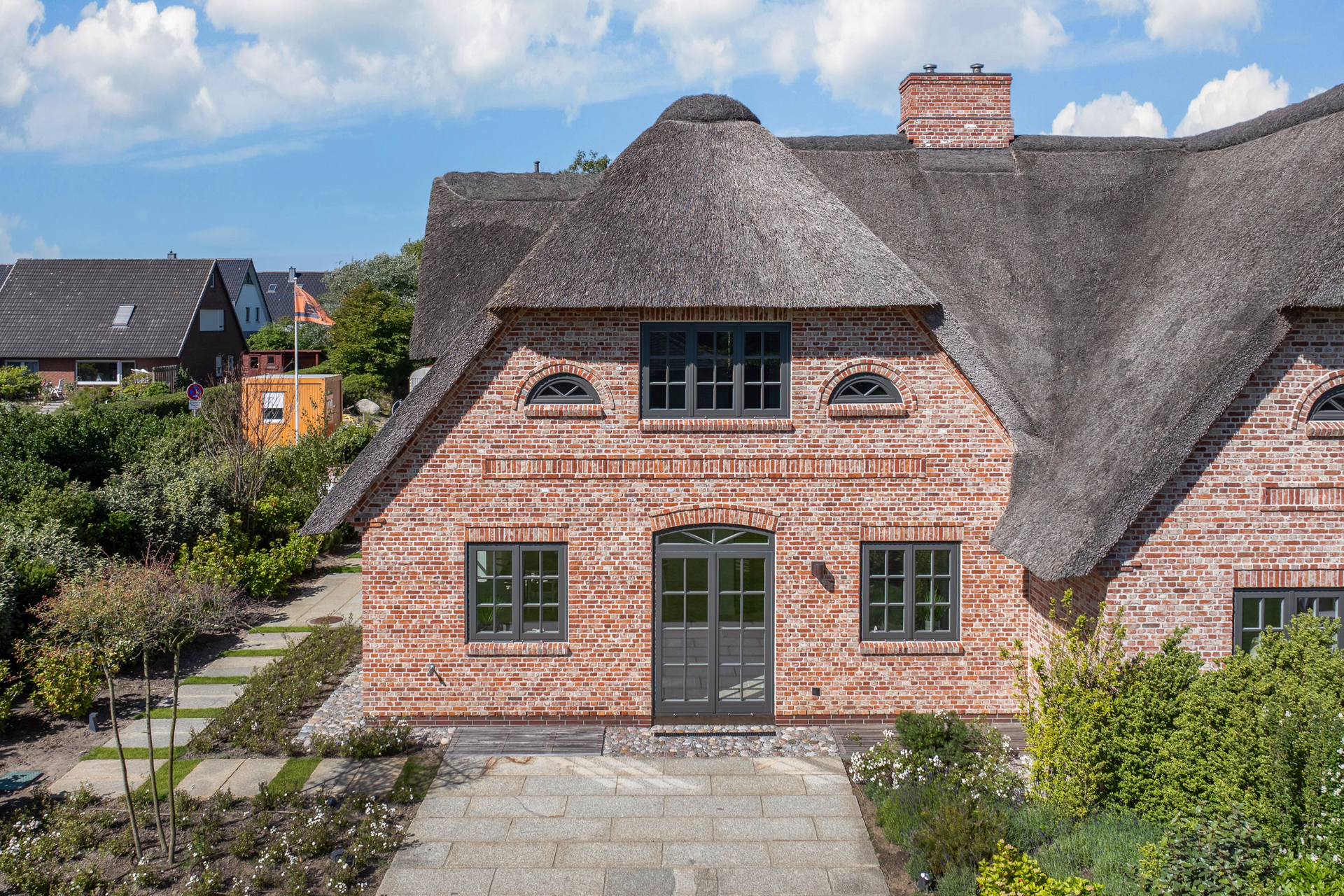 Bild - Großzügiges Neubau-Doppelhaus unter Reet in toller Lage von Wenningstedt