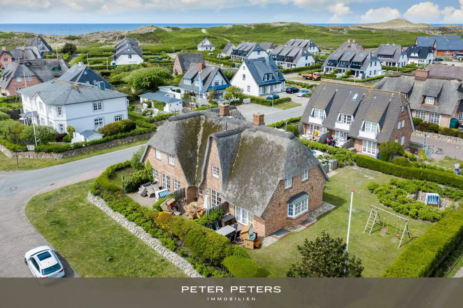 Luftbild - Reetgedecktes Reihenhaus in bester Lage unmittelbar am Weststrand in Wenningstedt