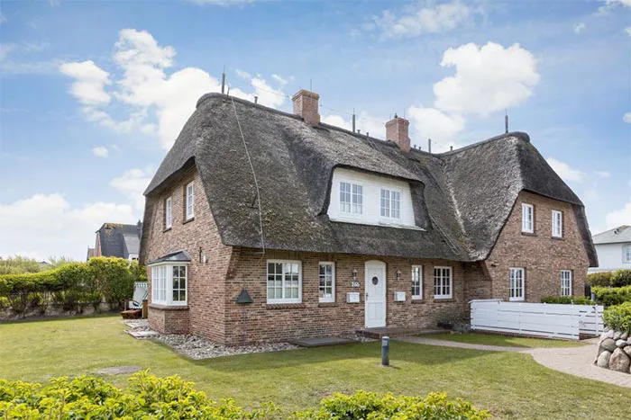 Ansicht 1 - Reetgedecktes Reihenhaus in bester Lage unmittelbar am Weststrand in Wenningstedt