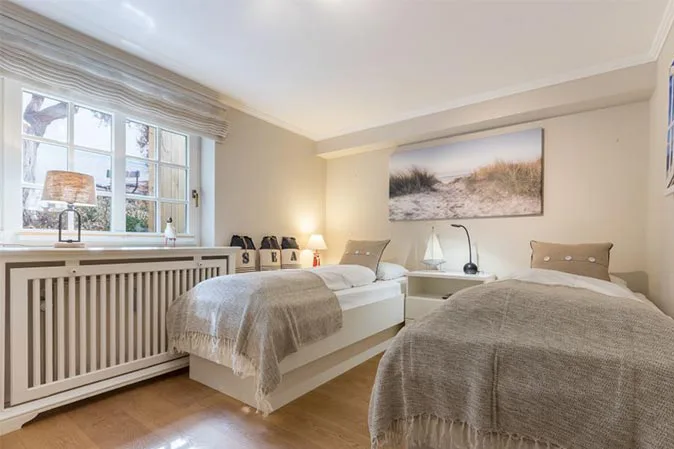 Schlafzimmer 3 - Reetgedecktes Reihenhaus in bester Lage unmittelbar am Weststrand in Wenningstedt