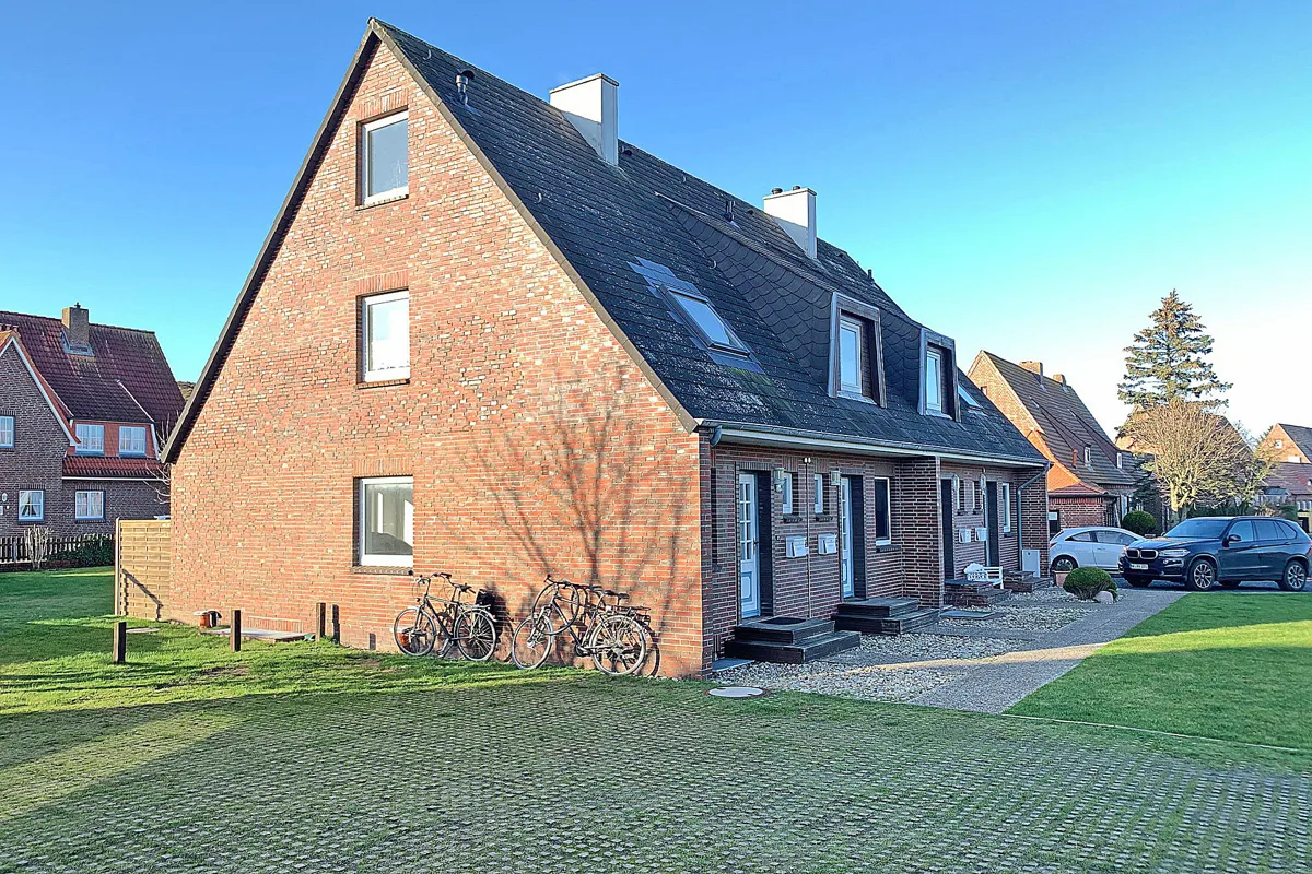 Bild - Mittelhausteil mit Westgarten an den Lister Dünen