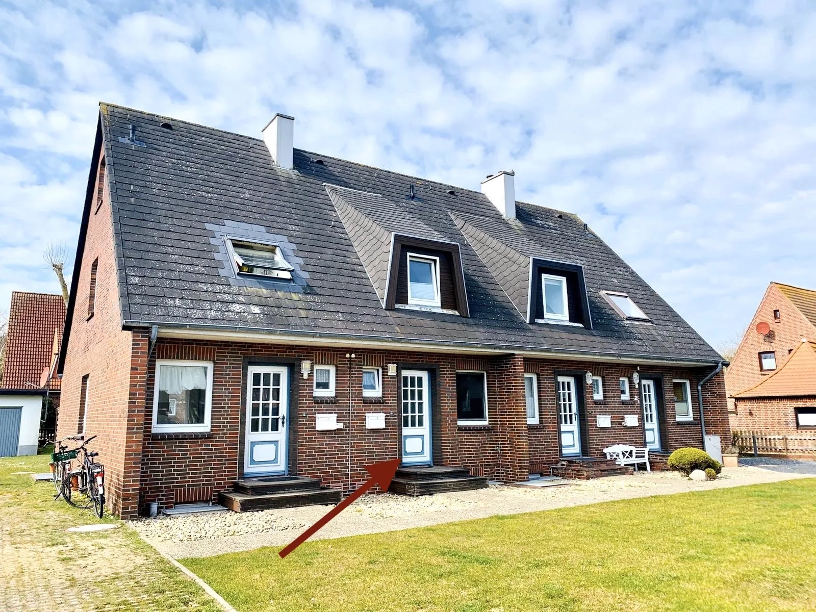 Bild - Mittelhausteil mit Westgarten an den Lister Dünen