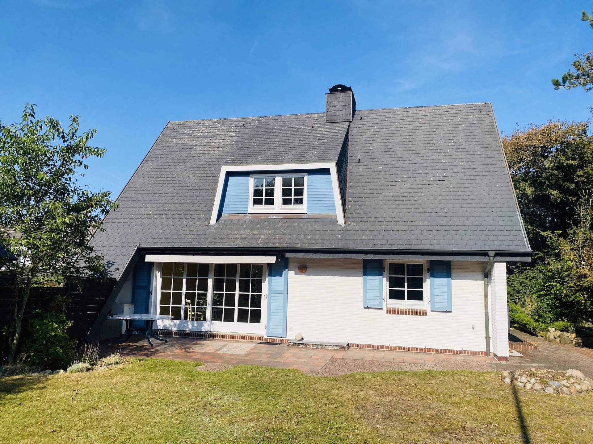 Bild - Einfamilienhaus auf schönem Grundstück in beliebter Lage von Wenningstedt.