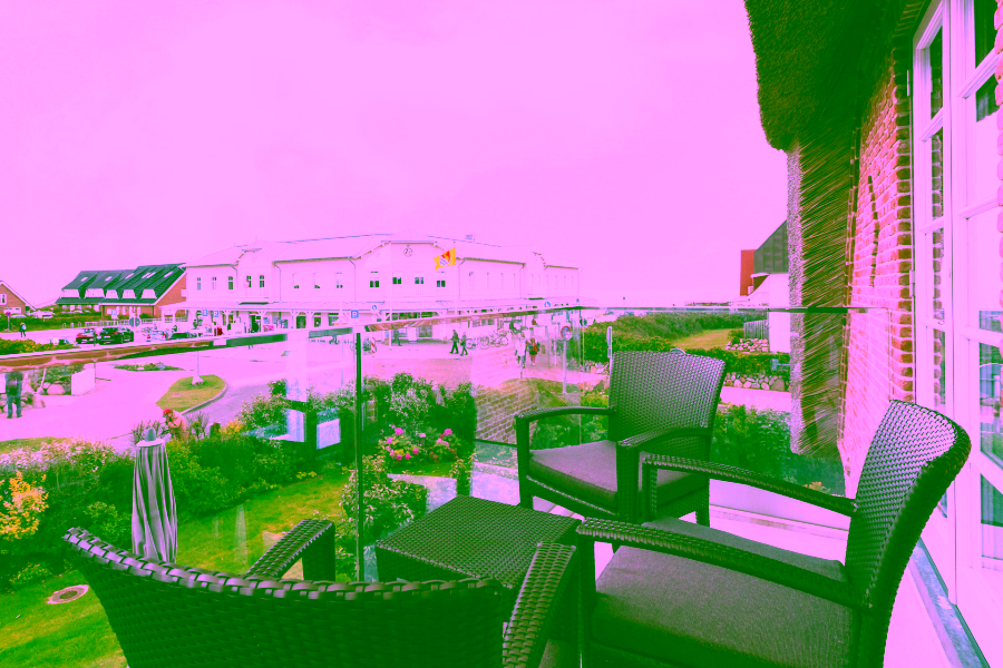 Bild - Exklusives Wohnen unter Reet direkt am Strand