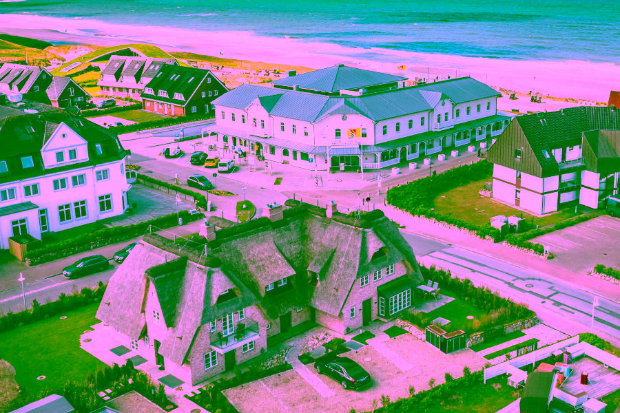 Bild - Exklusives Wohnen unter Reet direkt am Strand