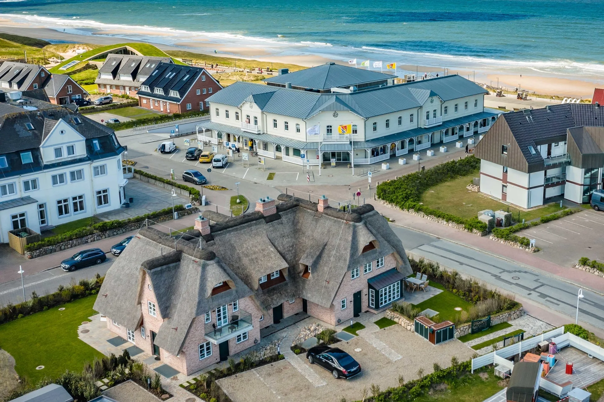 Bild - Exklusives Wohnen unter Reet direkt am Strand