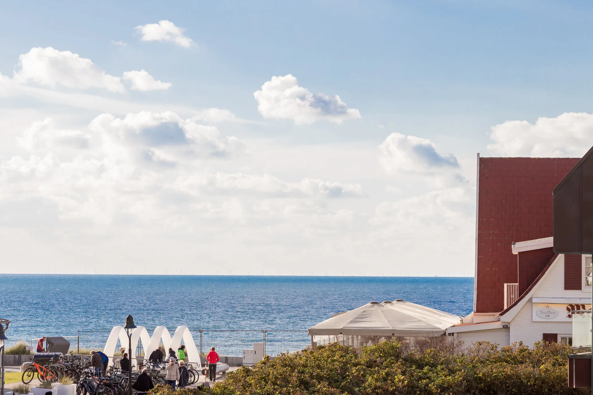 Bild - Exklusives Wohnen unter Reet direkt am Strand
