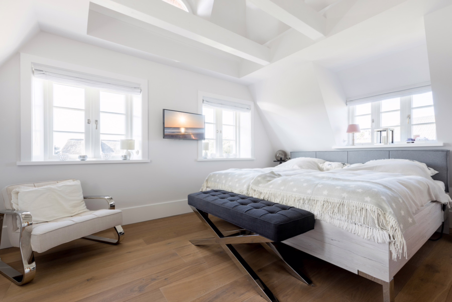 Bild - Neuwertige Reethaushälfte mit großen Südgarten an den Wenningstedter Wiesen -Dauerwohnung-