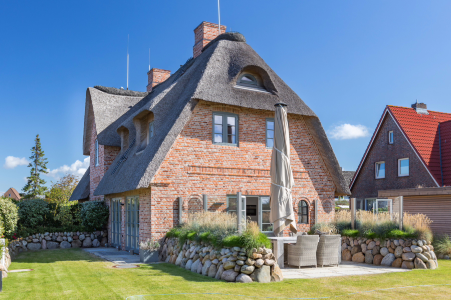 Bild - Neuwertige Reethaushälfte mit großen Südgarten an den Wenningstedter Wiesen -Dauerwohnung-