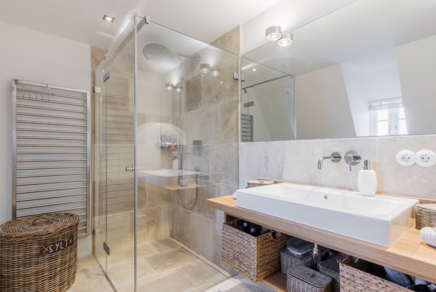 Bild - Neuwertige Reethaushälfte mit großen Südgarten an den Wenningstedter Wiesen -Dauerwohnung-