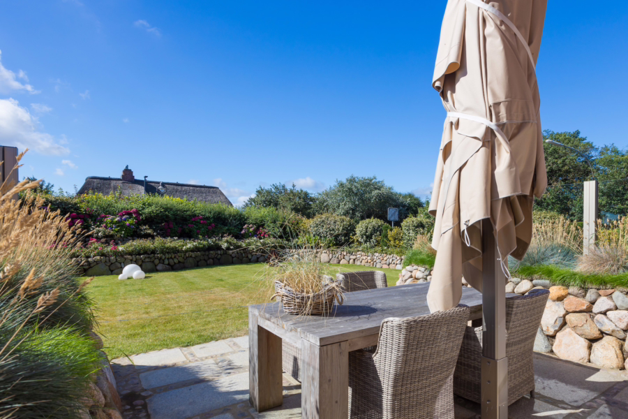 Bild - Neuwertige Reethaushälfte mit großen Südgarten an den Wenningstedter Wiesen -Dauerwohnung-