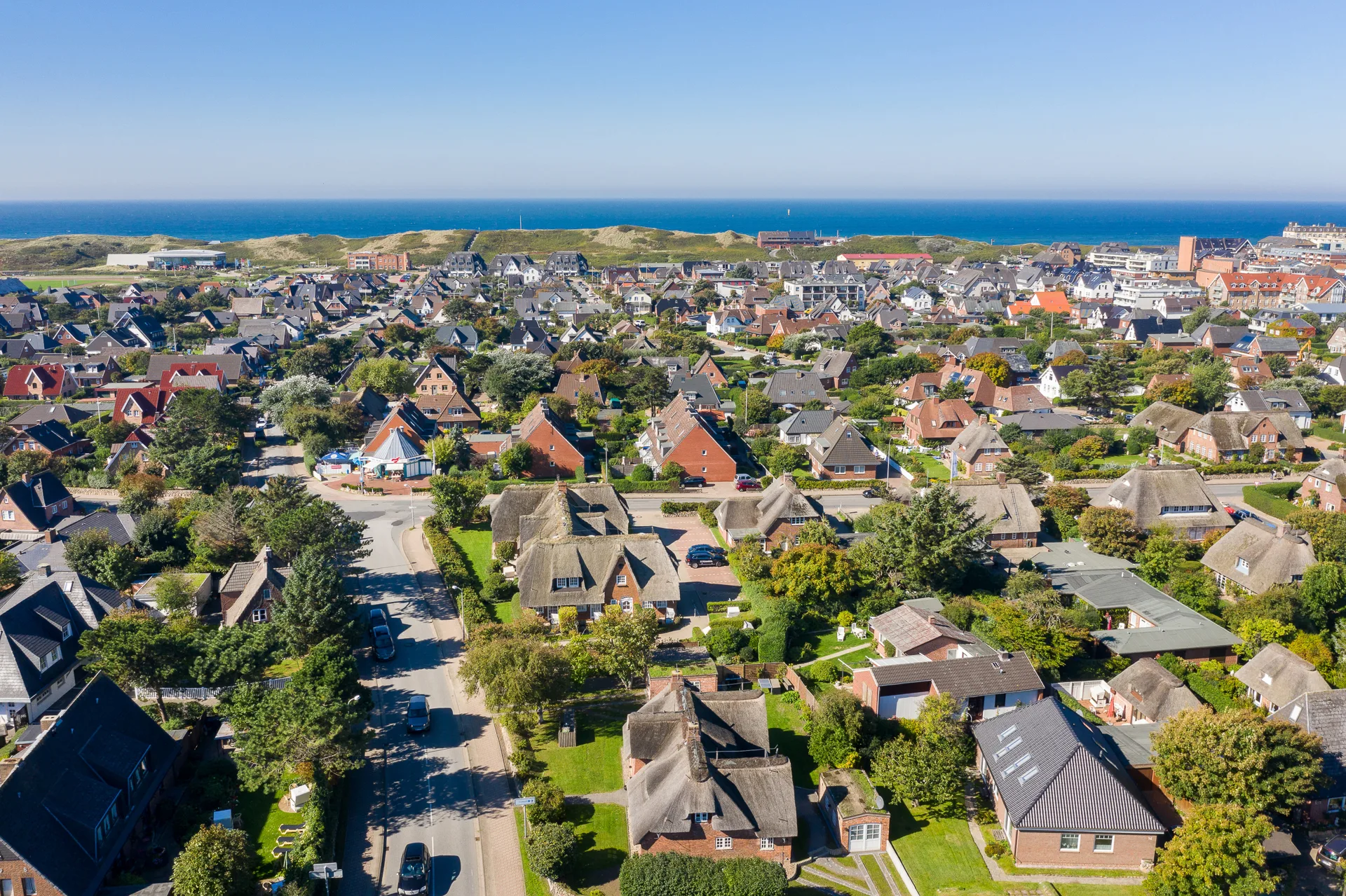 Bild - Helle Dachgeschosswohnungen unter Reet in strandnaher Lage von Westerland