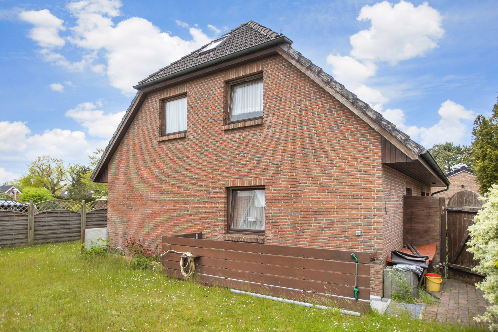 Bild - Einfamilienhaus mit 2 Ferienappartements und Doppelgarage in Alt-Westerland