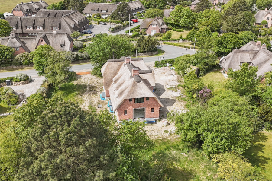 Bild - Exklusiver Neubau zweier reetgedeckter Haushälften zur Ferienvermietung in Kampen