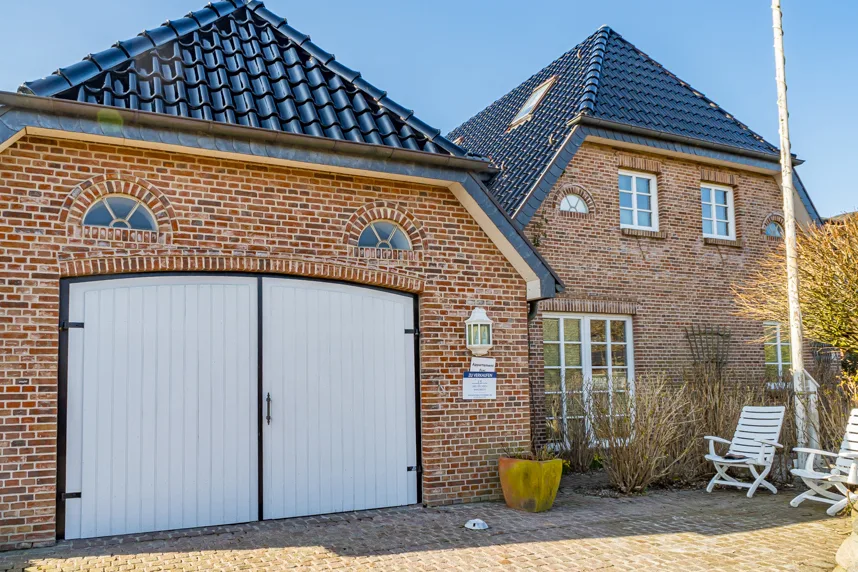 Bild - Großzügiges Wohnhaus mit einer Dauer- und zwei Ferienwohnungen in Top-Lage von Westerland
