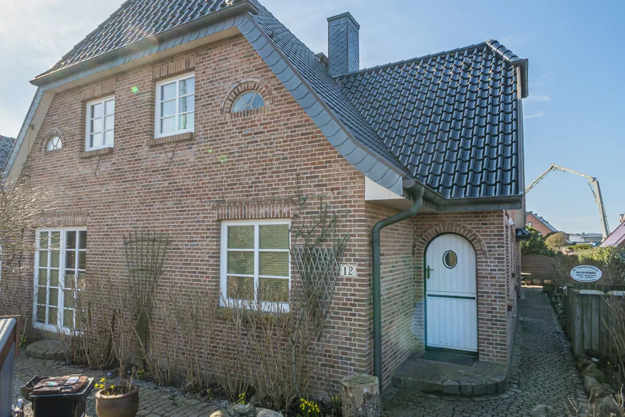 Bild - Großzügiges Wohnhaus mit einer Dauer- und zwei Ferienwohnungen in Top-Lage von Westerland