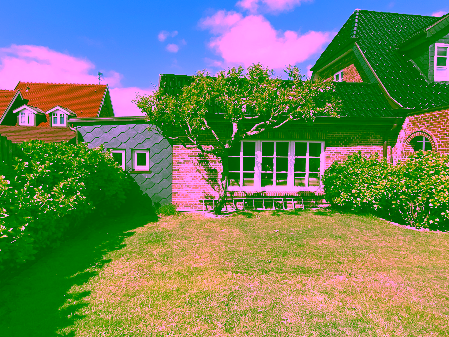 Bild - Großzügiges Wohnhaus mit einer Dauer- und zwei Ferienwohnungen in Top-Lage von Westerland