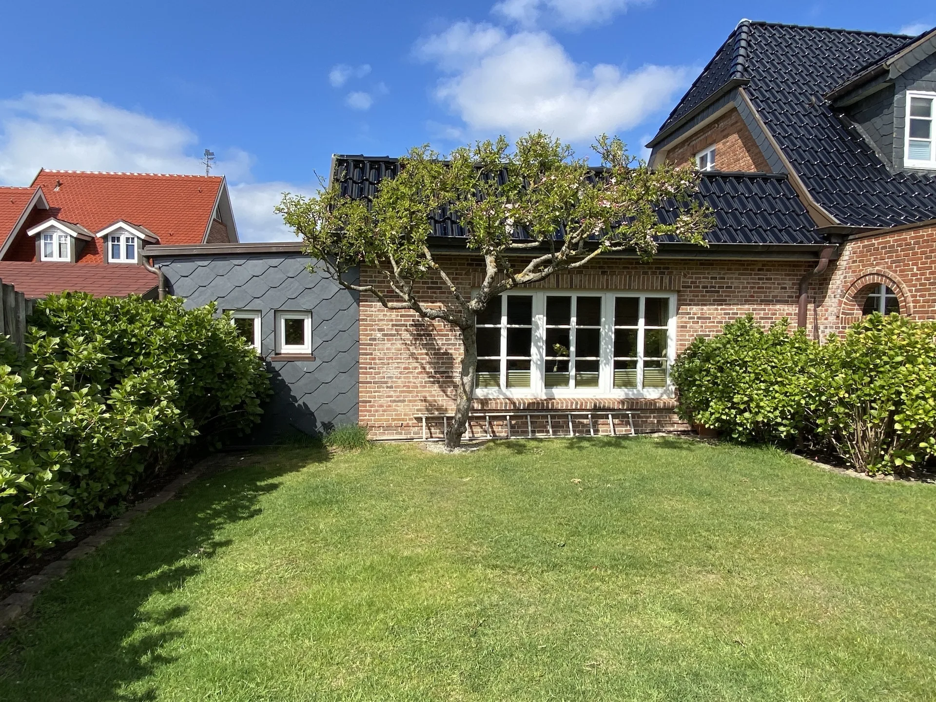 Bild - Großzügiges Wohnhaus mit einer Dauer- und zwei Ferienwohnungen in Top-Lage von Westerland