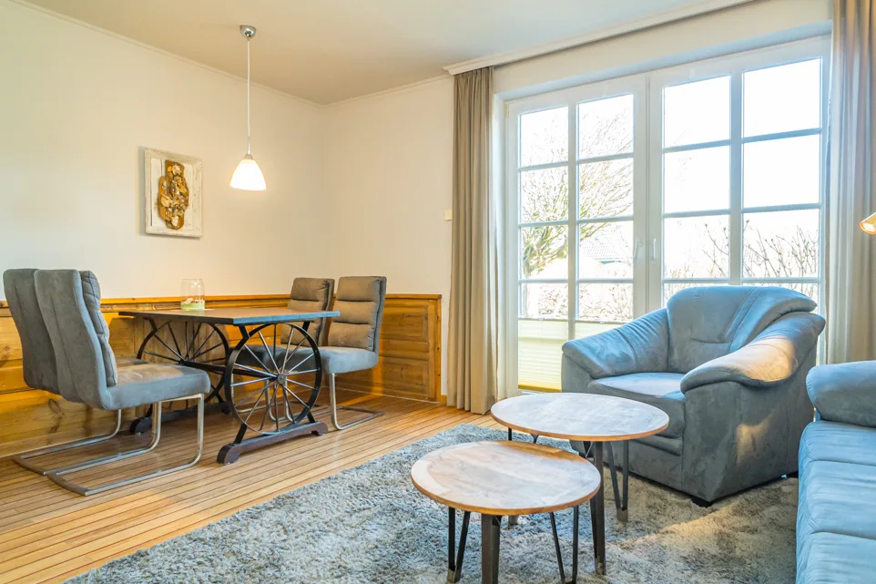 Bild - Großzügiges Wohnhaus mit einer Dauer- und zwei Ferienwohnungen in Top-Lage von Westerland